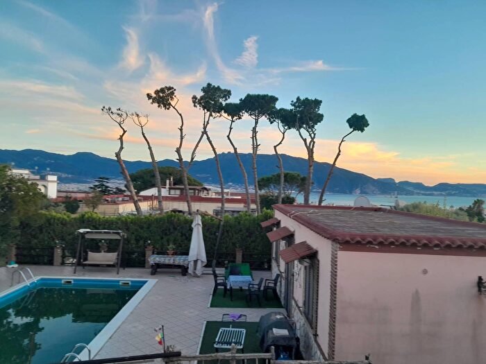 Casa con 10 locali in vendita in Via Ugo Foscolo, Boscotrecase