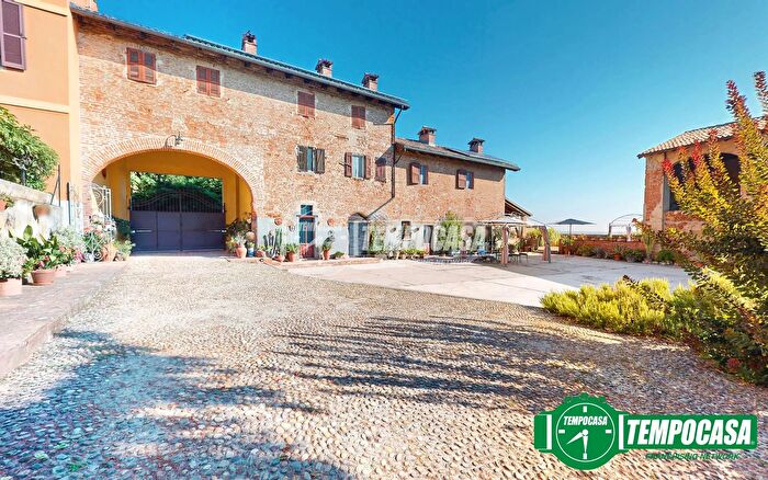 Casa con 7 locali in vendita in Valenza