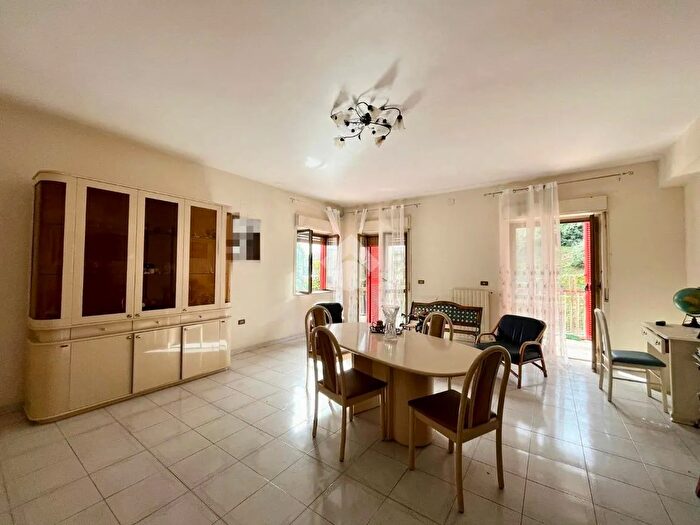 Appartamento con 5 locali in vendita in Via Monterusciello, Pozzuoli