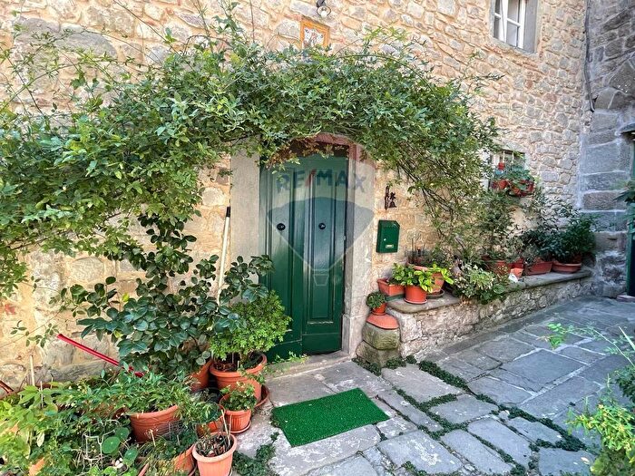 Casa con 10 locali in vendita in Via Vittorio Emanuele, Villa Basilica