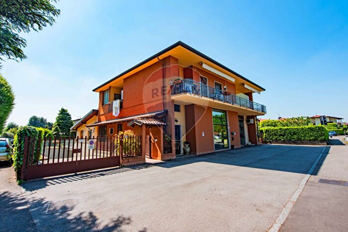 Casa con 10 locali in vendita in Via Roma, Treviolo