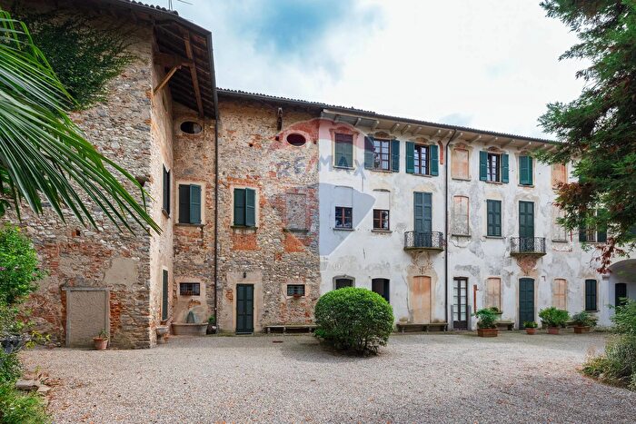 Appartamento trilocale in vendita in Via Adamoli, Besozzo