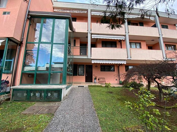 Appartamento trilocale in affitto in Via Monte Grappa, Centro, Malnate
