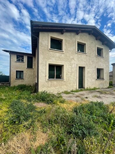 Casa con 8 locali in vendita in Via della Chiusa, Cadeo