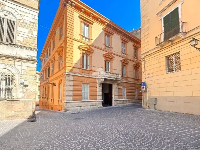 Appartamento trilocale in vendita in Piazza Umberto I, Chieti
