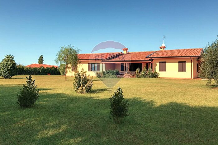 Casa con 9 locali in vendita in Strada Piscina Scura, Latina