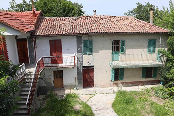 Casa con 7 locali in vendita in Mango Cuneo, Mango