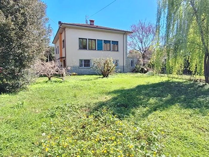 Casa con 9 locali in vendita in Lucca