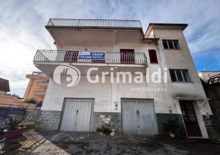 Casa con 8 locali in vendita in Via Tenente Farina Snc, Pellezzano