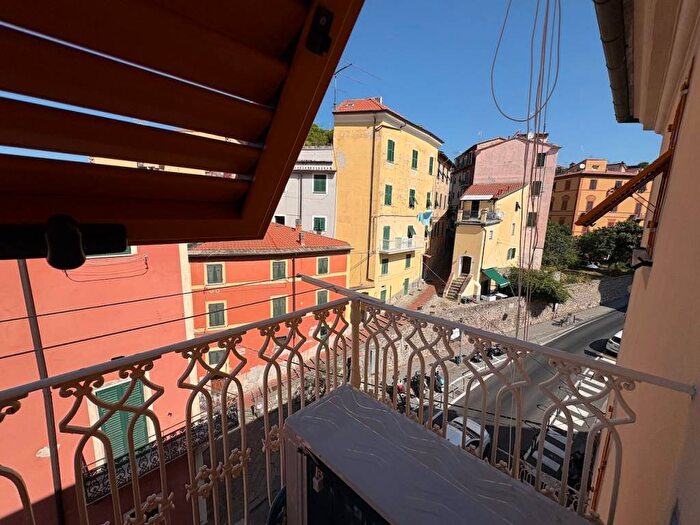 Appartamento trilocale in vendita in Via Oronte Petriccioli, Lerici Paese, Lerici