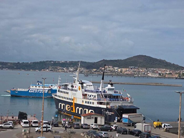 Appartamento bilocale in affitto in Lungomare Cristoforo Colombo, Porto, Pozzuoli