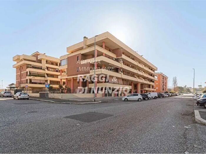 Appartamento con 7 locali in vendita in Via Nocera Terinese, Roma
