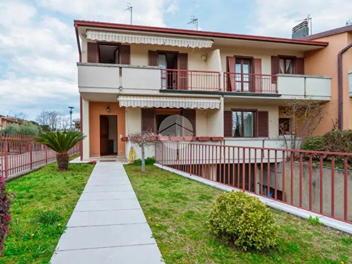 Casa quadrilocale in vendita in Via I Maggio, Manerba Del Garda