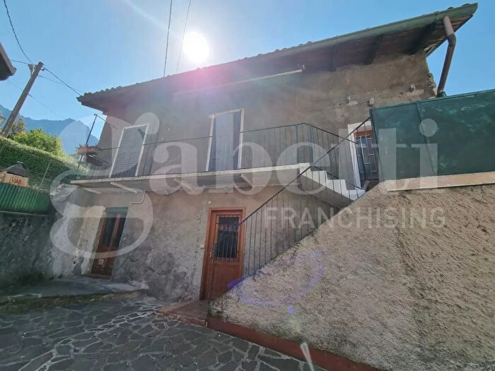 Casa trilocale in vendita in Frazione Malnago, Lecco