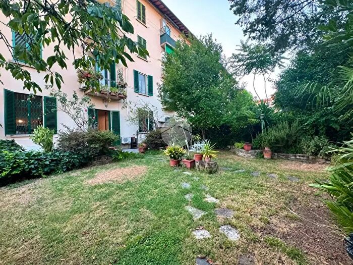 Appartamento con 5 locali in affitto in Via Bronzino, Firenze