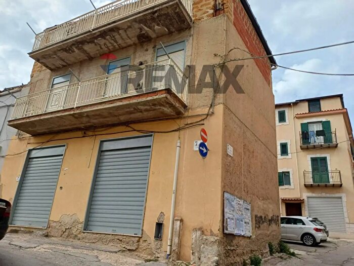 Casa con 7 locali in vendita in Via Arco Mendolia, Favara