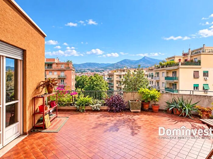 Appartamento con 6 locali in vendita in Via Lago di Lesina, Roma