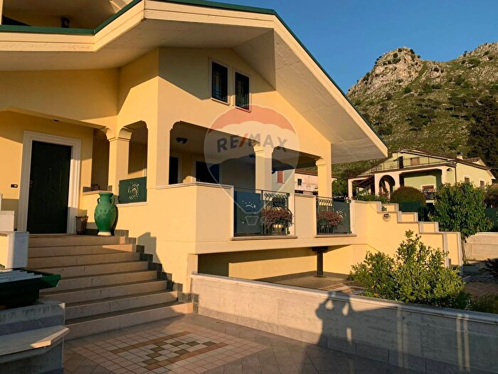 Casa con 8 locali in vendita in Cervaro