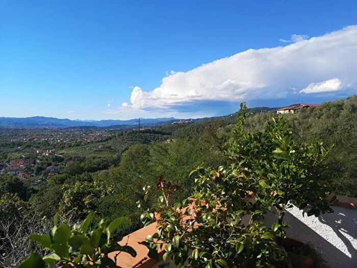 Casa con 9 locali in vendita in Via per Nicola, Luni
