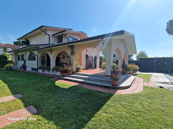 Casa con 10 locali in vendita in Via Martiri di Sant Anna, Forte Dei Marmi