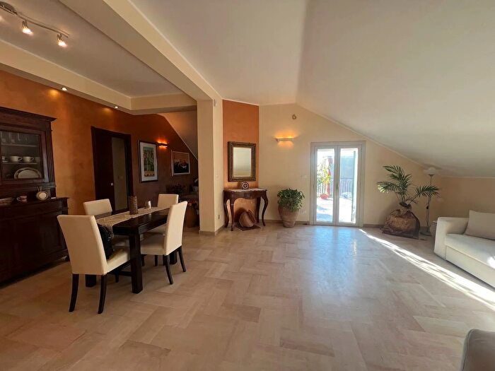 Appartamento con 7 locali in vendita in Via G Verga, Acireale