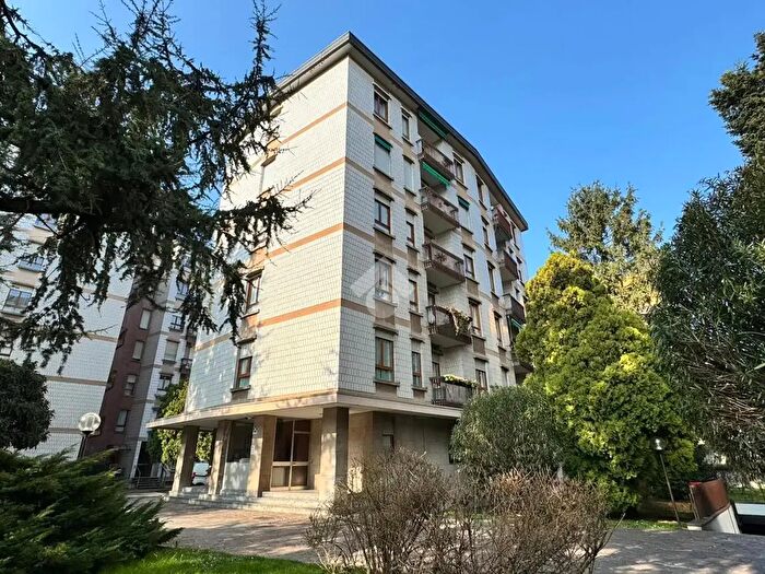 Appartamento quadrilocale in vendita in Via E Toti, Monza