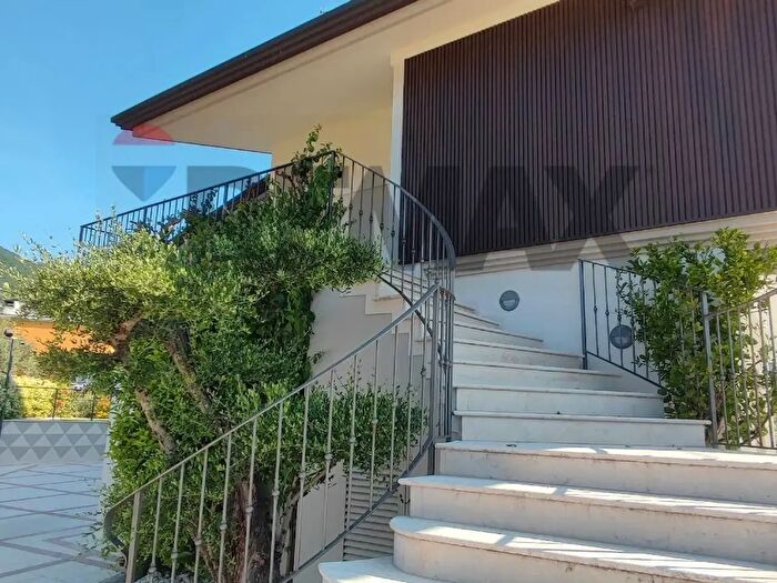 Casa con 5 locali in affitto in Roe' Volciano