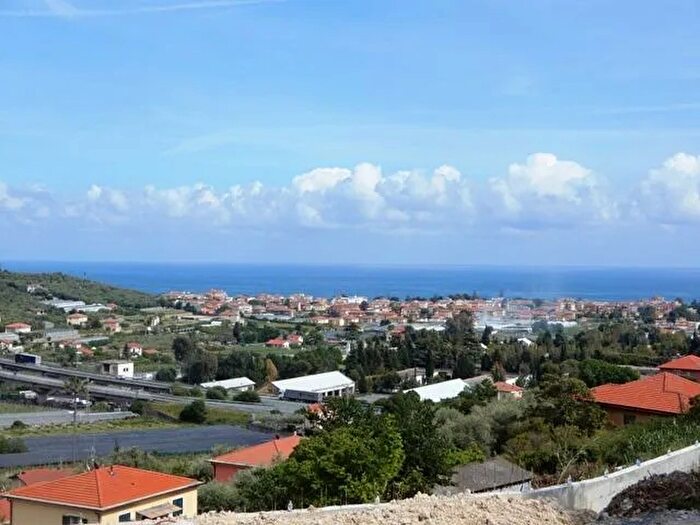 Casa con 6 locali in vendita in Diano Castello