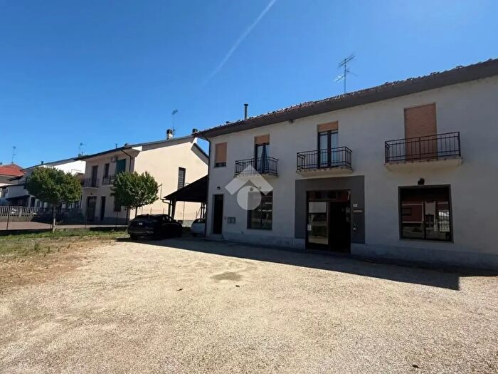 Casa con 5 locali in vendita in Corso Canale, Alba