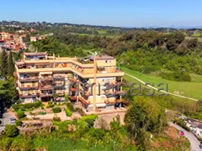 Appartamento quadrilocale in vendita in Via Veientana, Roma