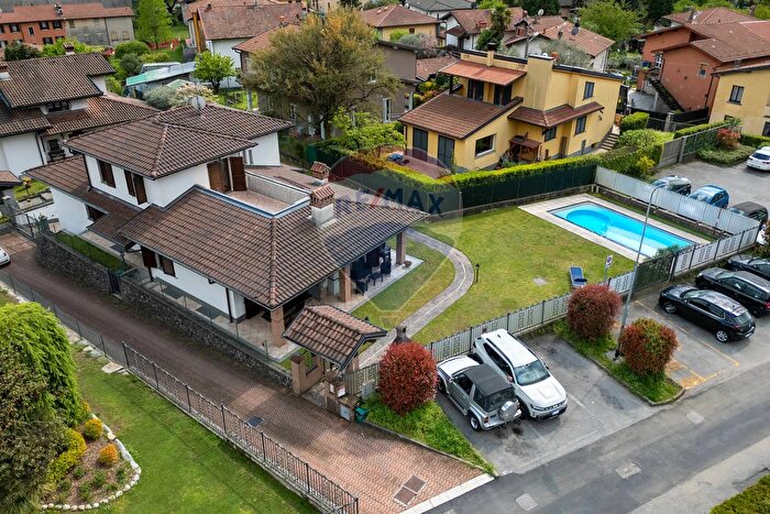 Casa con 6 locali in vendita in Via Piave, Caravate