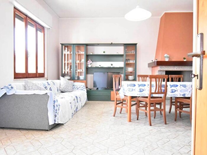 Appartamento con 6 locali in affitto in Centro, Pula