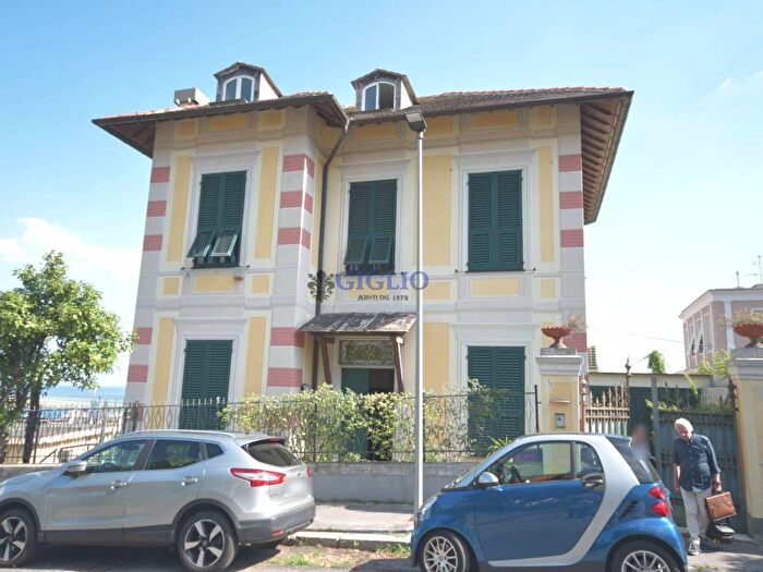 Casa con 6 locali in affitto in Viale Giorgio Modugno, Pegli, Genova