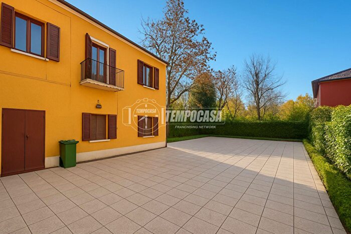Casa con 6 locali in vendita in Viale Milano, Lodi