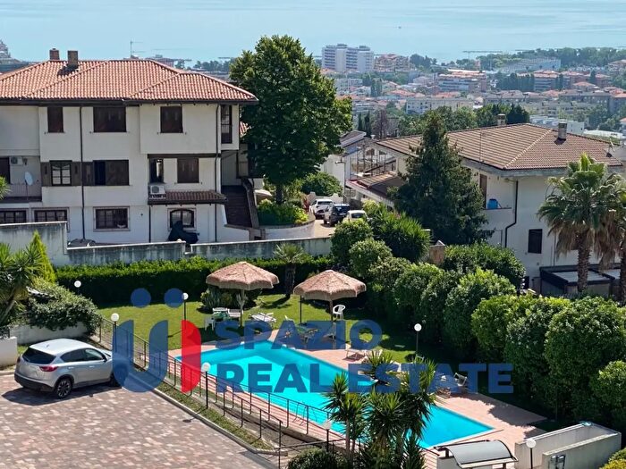 Casa con 6 locali in vendita in Via Giardino degli Aranci, Montesilvano