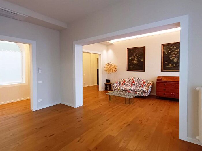 Appartamento con 6 locali in affitto in Via Alfonso La Marmora, San Marco SS Annunziata, Firenze