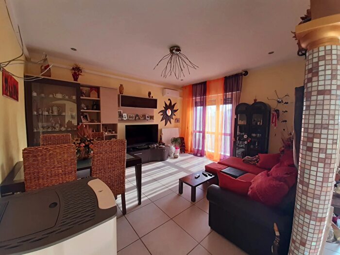 Casa con 5 locali in vendita in Luni