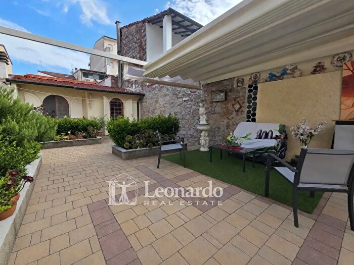 Casa con 13 locali in vendita in Via Fratti, Viareggio