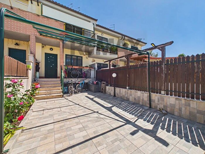 Casa trilocale in vendita in Via Silvio Serra, Roma