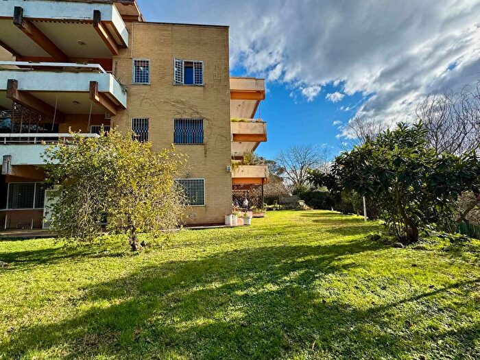 Appartamento con 9 locali in vendita in Via Cassia, Roma