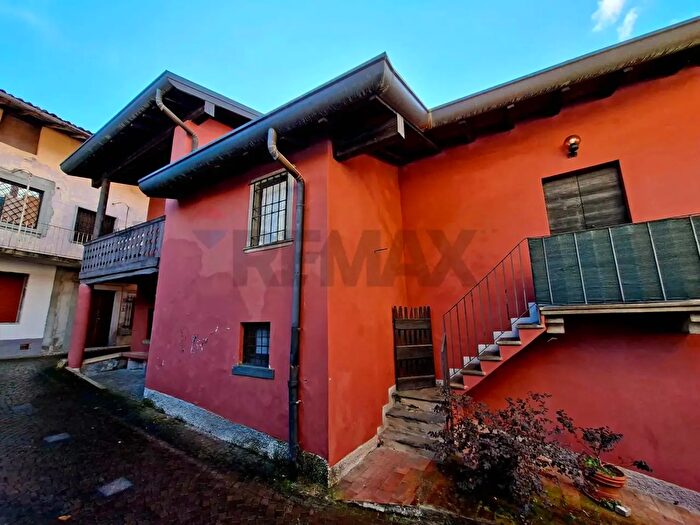 Casa con 6 locali in vendita in Endine Gaiano