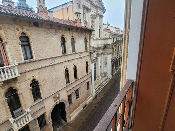Appartamento trilocale in affitto in Via Manin, Vicenza