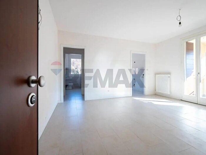 Appartamento trilocale in vendita in Via degli Alpini, Vetto