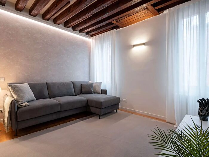 Appartamento trilocale in vendita in Campo Santo Stefano, Venezia