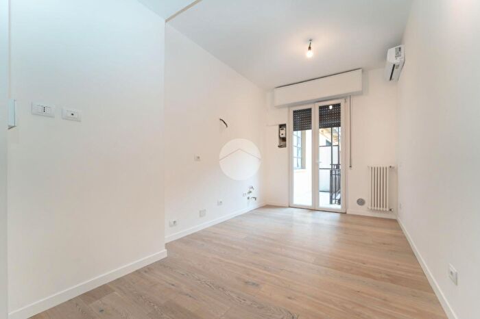 Appartamento trilocale in vendita in Via Giambellino, Milano