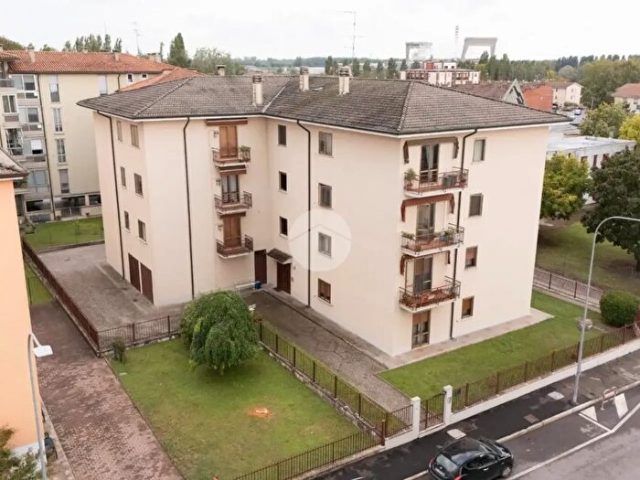 Appartamento quadrilocale in vendita in Via Caduti di V Fani, Mantova