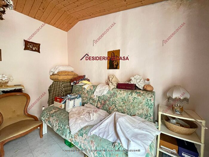 Casa con 8 locali in vendita in Lascari