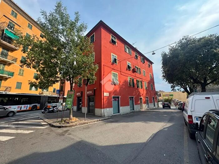 Appartamento trilocale in vendita in Via Barchetta, Genova