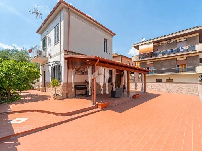 Casa bilocale in vendita in Via delle Capinere, Roma