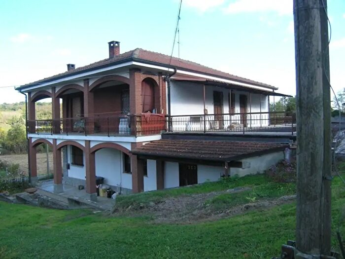 Casa con 6 locali in vendita in Fraz Serravalle, Asti